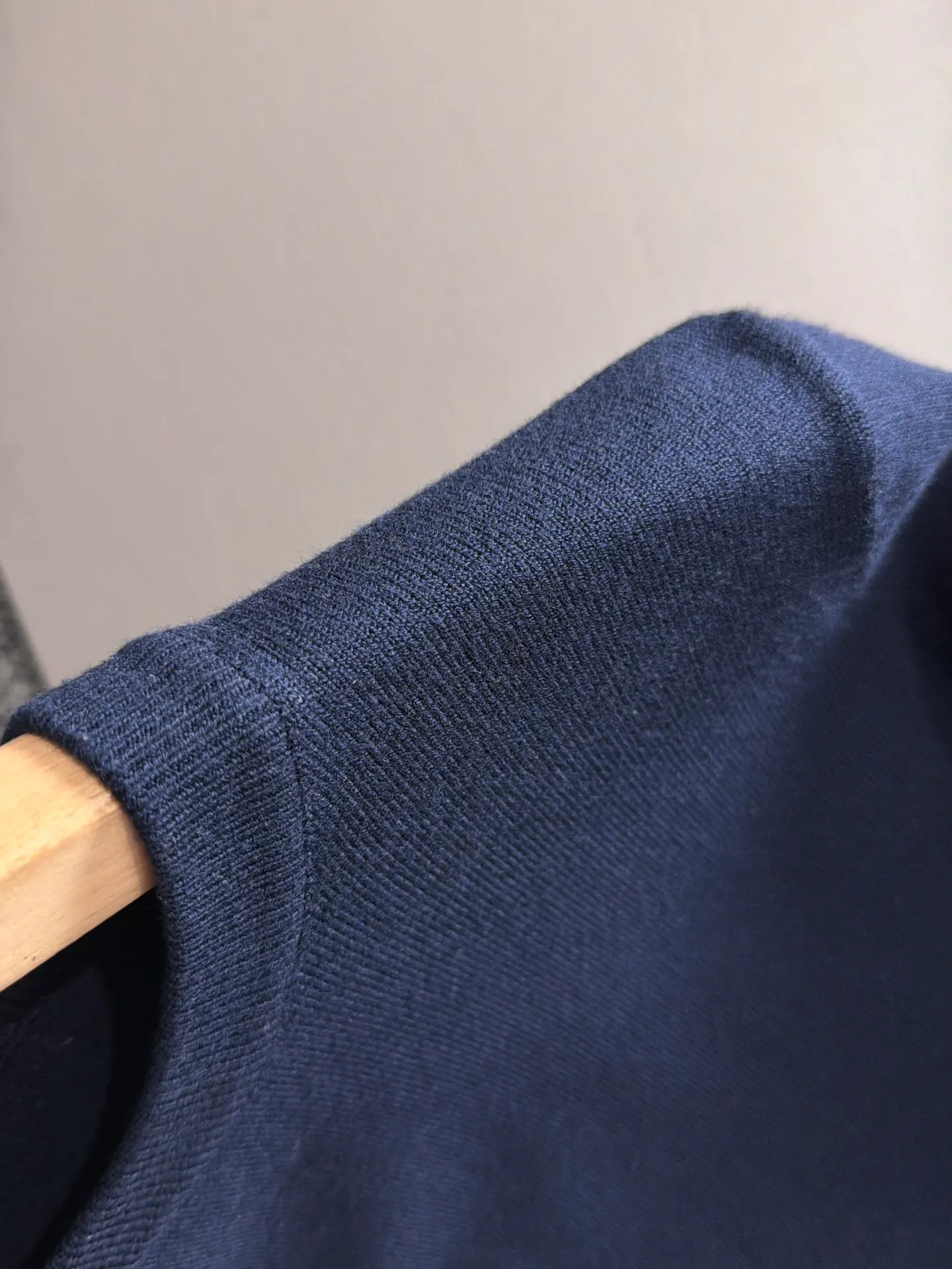 The latest knitted sweaters from Balenciaga’s 2026 Autumn and Winter official website are now on sale at the counter for Hot Sale! Specially made of wool blended fabric. It feels comfortable and can be directly in contact with the skin. The logo badge is exquisitely embroidered, which is extremely eye-catching! The details highlight the fashionable charm of big brands. Exquisite workmanship. Three-dimensional cutting style. The wearing effect is invincible and handsome! All three standards are complete! Sizes:M-3XL